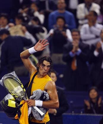 Rafael Nadal (Spanien) winkt den Anhängern -  Tennis WM Herren Masters Cup 2006, MastersCup, ATP WM, Series, Tour Einzelbild Shanghai Tennis WM Herren Masters Cup 2006, MastersCup, ATP WM, Series, Tour Einzelbild Shanghai
