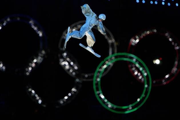 Eröffnungsfeier Winterspiele 2006 in Turin: Skiakrobat vor den Olympischen Ringen -  Ski Freestyle OS Winter Herren Olympische Spiele Turin 2006, Winterspiele, Eröffnungsfeier, Eröffnung, Alpiner Skisport, Alpin Vdig Einzelbild Turin Ski Freestyle OS Winter Herren Olympische Spiele Turin 2006, Winterspiele, Eröffnungsfeier, Eröffnung, Alpiner Skisport, Alpin Vdig Einzelbild Turin