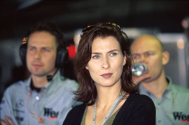 Motorsport, Formel 1, Ehefrauen der Ikonen - Archivbilder Erja, Ehefrau von Mika Häkkinen (Finnland McLaren Mercedes) in der Box Motorsport Herren Formel 1 Weltmeisterschaft 1998, F1, F, WM, Test, Tests, Testfahrt, Testfahrten Porträt Circuit de Barcelona Barcelona Motorsport Herren Formel 1 Weltmeisterschaft 1998, F1, F, WM, Test, Tests, Testfahrt, Testfahrten Porträt Circuit de Barcelona Barcelona