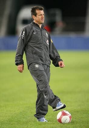 Nationaltrainer Carlos Dunga (Brasilien) am Ball Fußball Herren Nationalteam 2006, Training Einzelbild Basel Fußball Herren Nationalteam 2006, Training Einzelbild Basel