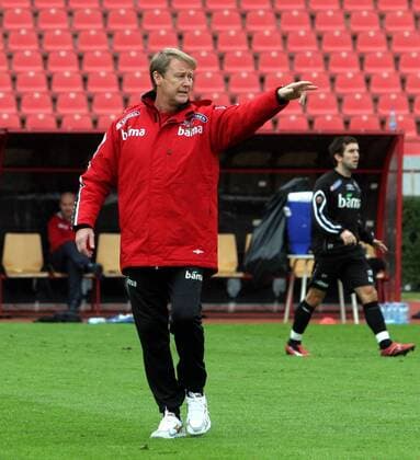 Nationaltrainer Age Hareide (Norwegen) gibt Anweisungen -  Fußball Herren Nationalteam 2006, Training, Vdig Einzelbild Belgrad Fußball Herren Nationalteam 2006, Training, Vdig Einzelbild Belgrad