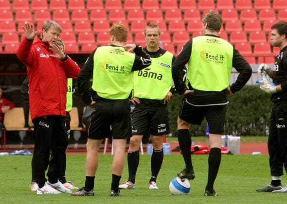 Nationaltrainer Age Hareide (li., Norwegen) gibt seinen Spielern Anweisungen -  Fußball Herren Nationalteam 2006, Training, Vdig Gruppe Belgrad Fußball Herren Nationalteam 2006, Training, Vdig Gruppe Belgrad