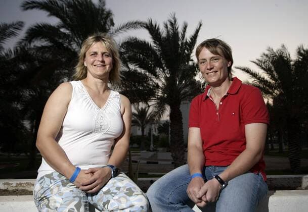 Jutta Kleinschmidt (Deutschland, re.) und Beifahrerin Tina Thörner (Schweden beide BMW) gut gelaunt Motorsport Damen UAE Desert Challenge 2006, Rallye, Rallyesport, VAE Gruppe Motorsport Damen UAE Desert Challenge 2006, Rallye, Rallyesport, VAE Gruppe