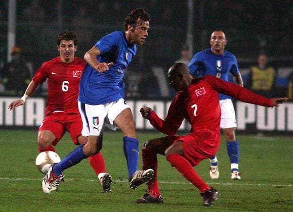 Stefano Mauri (Italien, li.) gegen Mehmet Aurelio (Türkei) - Fußball Länderspiel Herren Freundschaftsspiel 2006, Test, Testspiel, Nationalteam, Nationaltrikot, Italien - Türkei Gruppe Mailand Dynamik, Fußball Länderspiel Herren Freundschaftsspiel 2006, Test, Testspiel, Nationalteam, Nationaltrikot, Italien - Türkei Gruppe Mailand Dynamik,