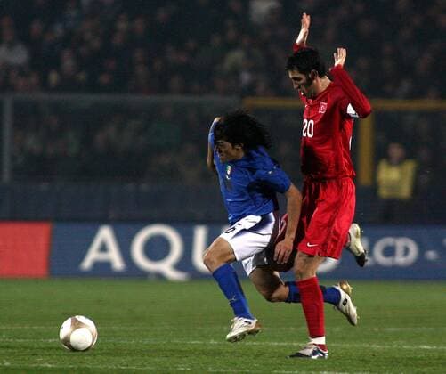 Mauro Camoranesi (Italien, li.) gegen Hakan Sükür (Türkei) - Fußball Länderspiel Herren Freundschaftsspiel 2006, Test, Testspiel, Nationalteam, Nationaltrikot, Italien - Türkei 1:1 Gruppe Bergamo Dynamik, Fußball Länderspiel Herren Freundschaftsspiel 2006, Test, Testspiel, Nationalteam, Nationaltrikot, Italien - Türkei 1:1 Gruppe Bergamo Dynamik,