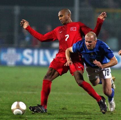 Tommaso Rocchi (Italien, re.) gegen Mehmet Aurelio (Türkei) - Fußball Länderspiel Herren Freundschaftsspiel 2006, Test, Testspiel, Nationalteam, Nationaltrikot, Italien - Türkei 1:1 Gruppe Bergamo Dynamik, Fußball Länderspiel Herren Freundschaftsspiel 2006, Test, Testspiel, Nationalteam, Nationaltrikot, Italien - Türkei 1:1 Gruppe Bergamo Dynamik,