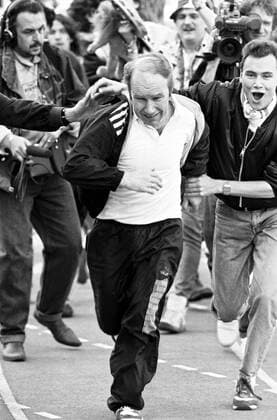 Trainer Karsten Wettberg (1860, vorn) wird nach einem Sieg von jubelnden Fans verfolgt Fußball Herren Bayernliga 1989 1990, TSV 1860 München Gruppe Augsburg Freude, Begeisterung, Spannung, Fußball Herren Bayernliga 1989 1990, TSV 1860 München Gruppe Augsburg Freude, Begeisterung, Spannung,