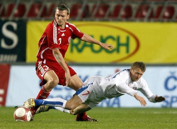 Per Nielsen (Dänemark, li.) gegen Stanislav Vlcek (Tschechien) Fußball Länderspiel Herren Freundschaftsspiel, 2006, Test, Testspiel, Nationalteam, Nationaltrikot, Tschechien - Dänemark 1:1 Gruppe Prag Dynamik, Kampf, Fußball Länderspiel Herren Freundschaftsspiel, 2006, Test, Testspiel, Nationalteam, Nationaltrikot, Tschechien - Dänemark 1:1 Gruppe Prag Dynamik, Kampf,