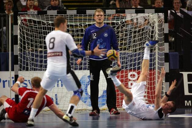Vor den Augen von Torwart Johannes Bitter (Deutschland) gehen sämtliche Spieler zu Boden Handball Länderspiel Herren Statoil World Cup 2006, Nationalteam, Nationaltrikot, Deutschland - Dänemark 25:29 Gruppe Bremen Kampf, Handball Länderspiel Herren Statoil World Cup 2006, Nationalteam, Nationaltrikot, Deutschland - Dänemark 25:29 Gruppe Bremen Kampf,