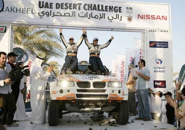 Jutta Kleinschmidt (Deutschland, re.) und ihre Beifahrerin Tina Thörner (Schweden) feiern ihren Tagessieg bei der UAE Desert Challenge 2006 auf ihrem BMX X3 Motorsport Damen UAE Desert Challenge 2006, Rallyesport, Rallye, Wüstenrally, Wüstenrallye, VAE Totale Freude, Motorsport Damen UAE Desert Challenge 2006, Rallyesport, Rallye, Wüstenrally, Wüstenrallye, VAE Totale Freude,
