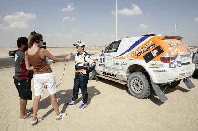 Jutta Kleinschmidt (Deutschland) im Interview vor ihrem BMX X3 Motorsport Damen UAE Desert Challenge 2006, Rallyesport, Rallye, Wüstenrally, Wüstenrallye, VAE Totale Motorsport Damen UAE Desert Challenge 2006, Rallyesport, Rallye, Wüstenrally, Wüstenrallye, VAE Totale