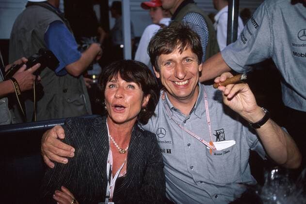 Motorsport, Formel 1, Ehefrauen der Ikonen - Archivbilder Cheftechniker Mario Illien (Schweiz McLaren Mercedes) raucht eine Zigarre mit Lydia Schrempp, Ehefrau des Vorstandsvorsitzenden Jürgen Schrempp (Deutschland DaimlerChrysler) Motorsport Grand Prix Herren Großer Preis von Deutschland 1998, Formel 1 Weltmeisterschaft, F1, F, GP, WM, Chef, Ingenieur Gruppe Hockenheimring, lachen, lächeln Hockenheim Harmonie, Freude, Motorsport Grand Prix Herren Großer Preis von Deutschland 1998, Formel 1 Weltmeisterschaft, F1, F, GP, WM, Chef, Ingenieur Gruppe Hockenheimring, lachen, lächeln Hockenheim Harmonie, Freude,
