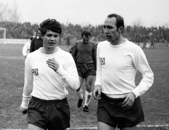 Peter Nogly (li.) und Willi Schulz (beide HSV) - Abgang Fußball Herren DFB Pokal 1968 1969, Pokalspiel, Hamburger SV, Hamburg Gruppe Wolfsburg Fußball Herren DFB Pokal 1968 1969, Pokalspiel, Hamburger SV, Hamburg Gruppe Wolfsburg
