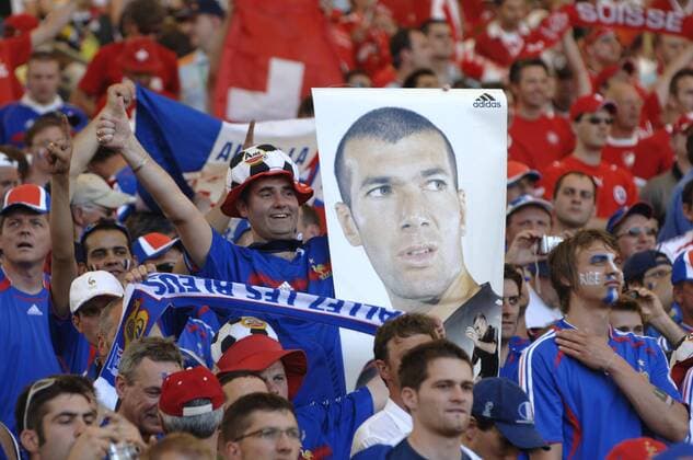 Französische Fans mit einem Foto von Zinedine Zidane Fußball WM Herren WM 2006, Länderspiel, Nationalmannschaft, Nationaltrikot, Gruppe G, Frankreich Gruppe o0 Konterfei Abbild Verehrung Fanverehrung Stuttgart Fußball WM Herren WM 2006, Länderspiel, Nationalmannschaft, Nationaltrikot, Gruppe G, Frankreich Gruppe o0 Konterfei Abbild Verehrung Fanverehrung Stuttgart