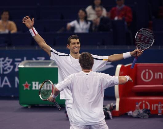 Max Mirnyi (Weißrussland, hi.) und Jonas Björkman (Schweden) gewinnen den ATP Masters Cup Shanghai 2006 Tennis WM Herren ATP Masters Cup 2006, Series, Tour Gruppe Shanghai Freude, Tennis WM Herren ATP Masters Cup 2006, Series, Tour Gruppe Shanghai Freude,