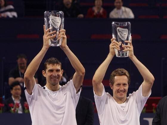 Max Mirnyi (Weißrussland, li.) und Jonas Björkman (Schweden) präsentieren stolz die Trophäen für den Gewinn des ATP Masters Cups Shanghai 2006 Tennis WM Herren ATP Masters Cup 2006, Series, Tour Gruppe Shanghai Tennis WM Herren ATP Masters Cup 2006, Series, Tour Gruppe Shanghai