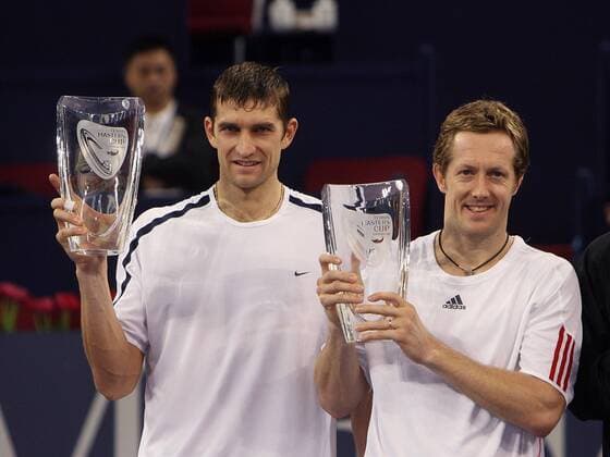 Max Mirnyi (Weißrussland, li.) und Jonas Björkman (Schweden) präsentieren stolz die Trophäen für den Gewinn des ATP Masters Cups Shanghai 2006 Tennis WM Herren ATP Masters Cup 2006, Series, Tour Gruppe Shanghai Tennis WM Herren ATP Masters Cup 2006, Series, Tour Gruppe Shanghai