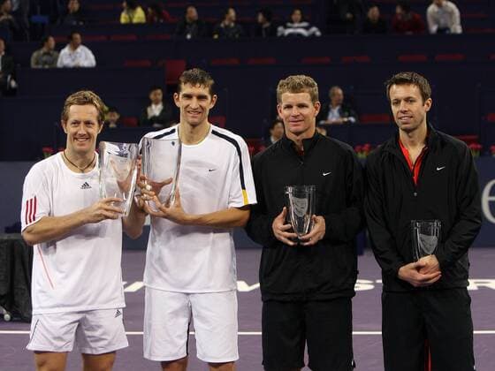 Die Sieger Jonas Björkman (Schweden li.) und Max Mirnyi (2. v. li., Weißrussland) und die zweitplatzierten Mark Knowles (Bahamas, 2. v. re.) und Daniel Nestor (Kanada) präsentieren stolz die Trophäen beim ATP Masters Cup Shanghai 2006 Tennis WM Herren ATP Masters Cup 2006, Series, Tour Gruppe Shanghai Tennis WM Herren ATP Masters Cup 2006, Series, Tour Gruppe Shanghai