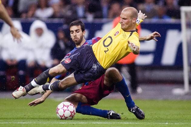 Fredrik Ljungberg (Arsenal, vorn) kommt im Zweikampf mit Oleguer Presas Renom (FC Barcelona) zu Fall Fußball EC 1 Herren Champions League 2005 2006, Finale, Endspiel, FC Barcelona - Arsenal FC London 2:1, Barca Gruppe Paris Kampf, Fußball EC 1 Herren Champions League 2005 2006, Finale, Endspiel, FC Barcelona - Arsenal FC London 2:1, Barca Gruppe Paris Kampf,