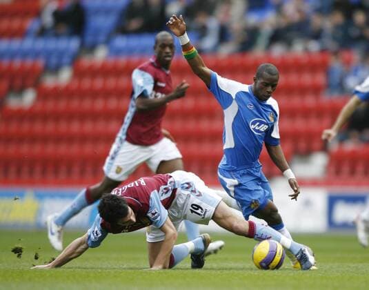 Henri Camara (Wigan, re.) gegen Liam Ridgewell (Aston Villa) - EDITORIAL USE ONLY. No use with unauthorised audio, video, data, fixture lists, club league logos or live services. Online in-match use limited to 120 images, no video emulation. No use in betting, games or single club league player publications. Fußball Herren English Premier League 2006 2007, 1. Englische Liga, Wigan Athletic - Aston Villa 0:0 Gruppe Wigan Kampf, Fußball Herren English Premier League 2006 2007, 1. Englische Liga, Wigan Athletic - Aston Villa 0:0 Gruppe Wigan Kampf,