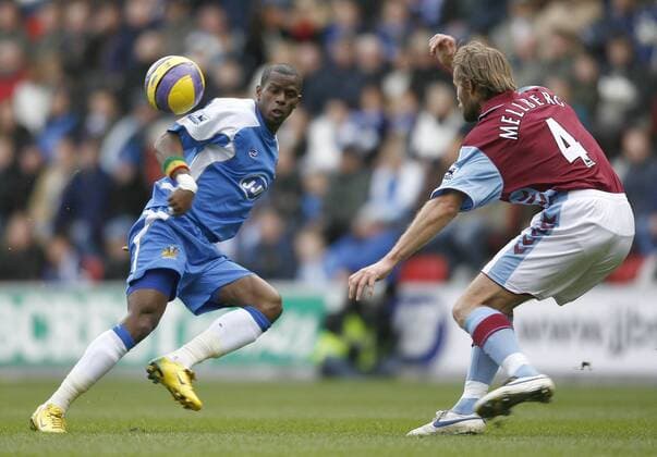 Henri Camara (Wigan, li.) gegen Olof Mellberg (Aston Villa) - EDITORIAL USE ONLY. No use with unauthorised audio, video, data, fixture lists, club league logos or live services. Online in-match use limited to 120 images, no video emulation. No use in betting, games or single club league player publications. Fußball Herren English Premier League 2006 2007, 1. Englische Liga, Wigan Athletic - Aston Villa 0:0 Gruppe Wigan Fußball Herren English Premier League 2006 2007, 1. Englische Liga, Wigan Athletic - Aston Villa 0:0 Gruppe Wigan