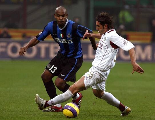 Francesco Modesto (Reggina, re.) gegen Maicon (Inter) -  Fußball Herren Serie A 2006 2007, 1. Italienische Liga, FC Internazionale Mailand - Reggina Calcio 1:0 Gruppe Mailand Fußball Herren Serie A 2006 2007, 1. Italienische Liga, FC Internazionale Mailand - Reggina Calcio 1:0 Gruppe Mailand