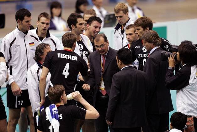 Bundestrainer Stelian Moculescu (Deutschland, Mitte) gibt Anweisungen während der Spielpause -  (aflo1040) Volleyball WM Herren WM 2006, Nationalteam, Nationaltrikot o0 Länderspiel, Totale Fukuoka Volleyball WM Herren WM 2006, Nationalteam, Nationaltrikot o0 Länderspiel, Totale Fukuoka