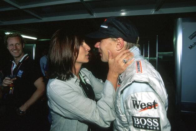 Motorsport, Formel 1, Ehefrauen der Ikonen - Archivbilder Mika Häkkinen (Finnland McLaren Mercedes) wird von seiner Ehefrau Erja geherzt Motorsport Grand Prix Herren Großer Preis von Brasilien 1999, Formel 1 Weltmeisterschaft, F1, F, GP, WM, Gruppe Interlagos Sao Paulo Harmonie, Romantik, Motorsport Grand Prix Herren Großer Preis von Brasilien 1999, Formel 1 Weltmeisterschaft, F1, F, GP, WM, Gruppe Interlagos Sao Paulo Harmonie, Romantik,