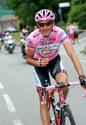 Ivan Basso (Italien CSC) gönnt sich auf seinen Gesamtsieg beim Giro d Italia 2006 schon während des Rennens ein Glas Champagner - Radsport Herren 89. Giro dItalia 2006, d Italia, Straßenradsport, ProTour, Straße, Rad Einzelbild 21. Etappe: Ghisallo - Mailand Radsport Herren 89. Giro dItalia 2006, d Italia, Straßenradsport, ProTour, Straße, Rad Einzelbild 21. Etappe: Ghisallo - Mailand