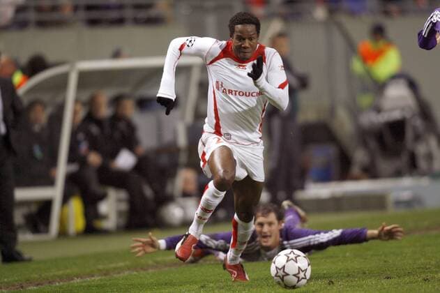 Kader Keita (Lille, vorn) enteilt seinem am Boden liegenden Gegenspieler -  (pan17492) Fußball EC 1 Herren Champions League 2006 2007, OSC Lille - RSC Anderlecht 2:2 Gruppe Lille Dynamik, Fußball EC 1 Herren Champions League 2006 2007, OSC Lille - RSC Anderlecht 2:2 Gruppe Lille Dynamik,  
