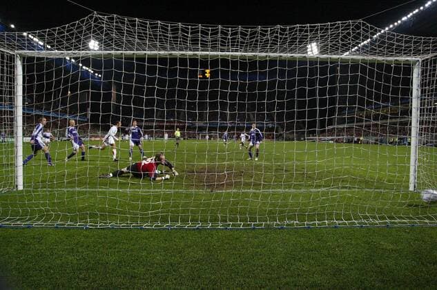 Peter Odemwingie (Lille, 3.v.li.) trifft gegen Torwart Davy Schollen (Anderlecht) -  (pan17492) Fußball EC 1 Herren Champions League 2006 2007, OSC Lille - RSC Anderlecht 2:2 Totale Lille Fußball EC 1 Herren Champions League 2006 2007, OSC Lille - RSC Anderlecht 2:2 Totale Lille  