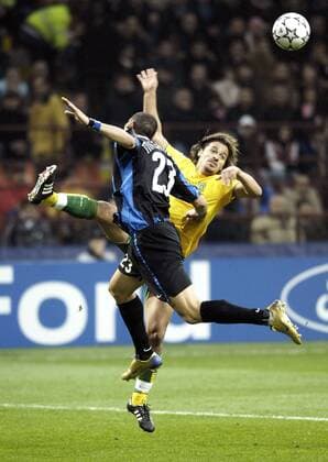 Carlos Paredes (Sporting Lissabon, re.) im Duell Fußball EC 1 Herren Champions League 2006 2007, FC Internazionale Mailand - Sporting Lissabon 1:0, Inter Gruppe Mailand Dynamik, Kampf, Fußball EC 1 Herren Champions League 2006 2007, FC Internazionale Mailand - Sporting Lissabon 1:0, Inter Gruppe Mailand Dynamik, Kampf,