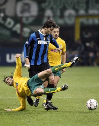 Zlatan Ibrahimovic (Inter, re.) gegen Tonel (Sporting Lissabon) Fußball EC 1 Herren Champions League 2006 2007, FC Internazionale Mailand - Sporting Lissabon 1:0, Inter Gruppe Mailand Dynamik, Kampf, Fußball EC 1 Herren Champions League 2006 2007, FC Internazionale Mailand - Sporting Lissabon 1:0, Inter Gruppe Mailand Dynamik, Kampf,