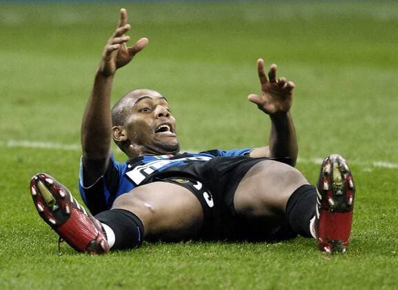 Maicon (Inter) am Boden Fußball EC 1 Herren Champions League 2006 2007, FC Internazionale Mailand Einzelbild Mailand Fußball EC 1 Herren Champions League 2006 2007, FC Internazionale Mailand Einzelbild Mailand