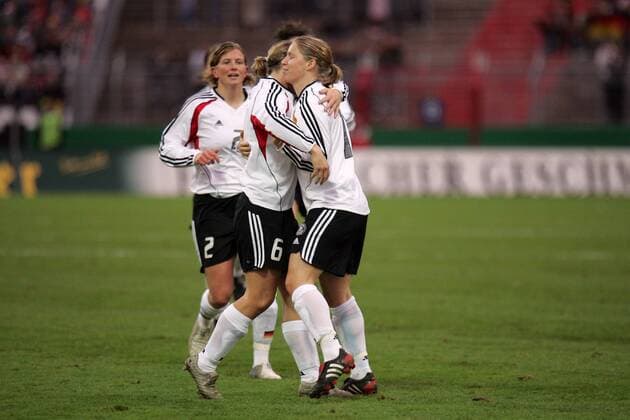 Torjubel Deutschland - Torschütze Petra Wimbersky (re.) läßt sich feiern Fußball Länderspiel Damen Freundschaftsspiel 2006, Test, Testspiel, Nationalteam, Nationaltrikot, Frauen, Frauenfußball Gruppe Karlsruhe Freude, Fußball Länderspiel Damen Freundschaftsspiel 2006, Test, Testspiel, Nationalteam, Nationaltrikot, Frauen, Frauenfußball Gruppe Karlsruhe Freude,