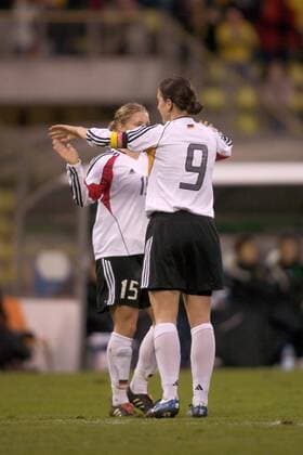 Petra Wimbersky (li.) und Birgit Prinz (beide Deutschland) - Torjubel Fußball Länderspiel Damen Freundschaftsspiel 2006, Test, Testspiel, Nationalteam, Nationaltrikot, Frauen, Frauenfußball Gruppe Karlsruhe Fußball Länderspiel Damen Freundschaftsspiel 2006, Test, Testspiel, Nationalteam, Nationaltrikot, Frauen, Frauenfußball Gruppe Karlsruhe