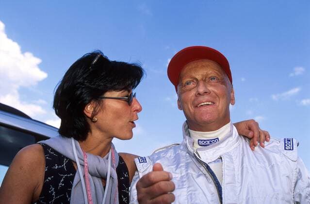 Motorsport, Formel 1, Ehefrauen der Ikonen - Archivbilder Lydia Schrempp, Ehefrau von Vorstandsvorsitzendem Jürgen Schrempp (Deutschland DaimlerChrysler AG) im Gespräch mit Niki Lauda (Österreich) Motorsport Grand Prix Herren Großer Preis von Deutschland 1999, Formel 1 Weltmeisterschaft, F1, F, GP, WM Gruppe Hockenheimring Hockenheim Motorsport Grand Prix Herren Großer Preis von Deutschland 1999, Formel 1 Weltmeisterschaft, F1, F, GP, WM Gruppe Hockenheimring Hockenheim