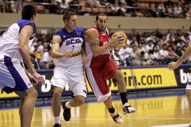 Fadi El Khatib (Libanon, re.) gegen Miroslav Raicevic (Serbien und Montenegro) - Basketball WM Herren WM 2006, Länderspiel, Nationalteam, Nationaltrikot, Gruppe A Gruppe Sendai Dynamik, Basketball WM Herren WM 2006, Länderspiel, Nationalteam, Nationaltrikot, Gruppe A Gruppe Sendai Dynamik,