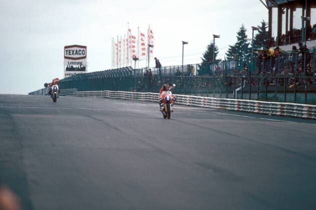 Sieger Jon Ekerold (Südafrika) bejubelt beim Zieleinlauf des WM Finales auf dem Nürburgring 1980 seinen WM Titel in 350er Klasse, dahinter Anton Mang (Deutschland) Motorsport WM Herren Weltmeisterschaft 1980, Motorrad, Motorradrennen, Motorradrennsport, Motorradsport Totale Aufnahmedatum geschätzt Nürburg Freude, Motorsport WM Herren Weltmeisterschaft 1980, Motorrad, Motorradrennen, Motorradrennsport, Motorradsport Totale Aufnahmedatum geschätzt Nürburg Freude,