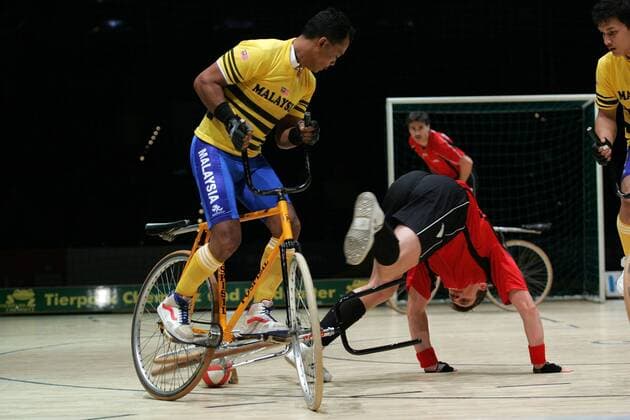 Mihael Posedi Jasmin Fazlic (Kroatien) - Sturz, daneben Senin Zulkefi Dahlan Mohd Zikri (Malaysia) Radsport WM Herren Weltmeisterschaft 2006, Länderspiel, Radball, Hallenradsport, Halle, Rad, Indoor Gruppe Chemnitz Dynamik, Kampf, Radsport WM Herren Weltmeisterschaft 2006, Länderspiel, Radball, Hallenradsport, Halle, Rad, Indoor Gruppe Chemnitz Dynamik, Kampf,