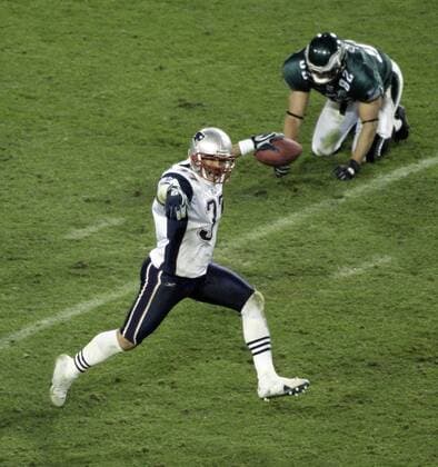 Rodney Harrison (New England Patriots) feiert die entscheidende Interception, re. der geschlagene L.J. Smith (Philadelphia Eagles) -  (sbp2005020682) American Football Herren NFL Super Bowl XXXIX 2004 2005, 39. Superbowl, Finale, Endspiel Gruppe Jacksonville Freude, Begeisterung, American Football Herren NFL Super Bowl XXXIX 2004 2005, 39. Superbowl, Finale, Endspiel Gruppe Jacksonville Freude, Begeisterung,
