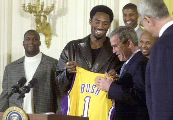 US Präsident George W. Bush (USA Republikaner, re.) erhält ein Trikot mit seinem Namenszug und der Rückennummer eins von NBA Champion Kobe Bryant (Los Angeles Lakers) beim Besuch im Weißen Haus -  (WAP2002012802) Basketball Herren NBA 2001 2002, Nummer, 1 Gruppe Washington D.C., DC Basketball Herren NBA 2001 2002, Nummer, 1 Gruppe Washington D.C., DC