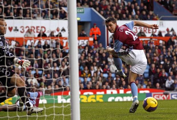 Gary Cahill (Aston Villa, re.) kann die Torchance nicht nutzen - EDITORIAL USE ONLY. No use with unauthorised audio, video, data, fixture lists, club league logos or live services. Online in-match use limited to 120 images, no video emulation. No use in betting, games or single club league player publications. Fußball Herren English Premier League 2006 2007, 1. Englische Liga, Aston Villa - Middlesbrough FC Gruppe Birmingham Fußball Herren English Premier League 2006 2007, 1. Englische Liga, Aston Villa - Middlesbrough FC Gruppe Birmingham