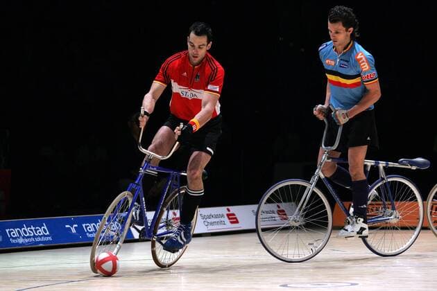 Thomas Abel (Deutschland, li.) gegen Christoph Baudu Rik Deuvaert (Belgien) Radsport WM Herren Weltmeisterschaft 2006, Länderspiel, Nationalteam, Nationaltrikot, Radball, Hallenradsport, Halle Gruppe Chemnitz Radsport WM Herren Weltmeisterschaft 2006, Länderspiel, Nationalteam, Nationaltrikot, Radball, Hallenradsport, Halle Gruppe Chemnitz