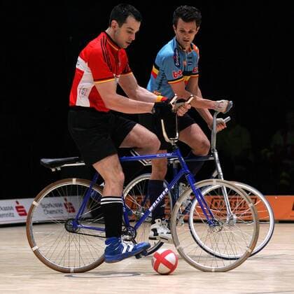 Thomas Abel (Deutschland, li.) gegen Christoph Baudu Rik Deuvaert (Belgien) Radsport WM Herren Weltmeisterschaft 2006, Länderspiel, Nationalteam, Nationaltrikot, Radball, Hallenradsport, Halle Gruppe Chemnitz Radsport WM Herren Weltmeisterschaft 2006, Länderspiel, Nationalteam, Nationaltrikot, Radball, Hallenradsport, Halle Gruppe Chemnitz