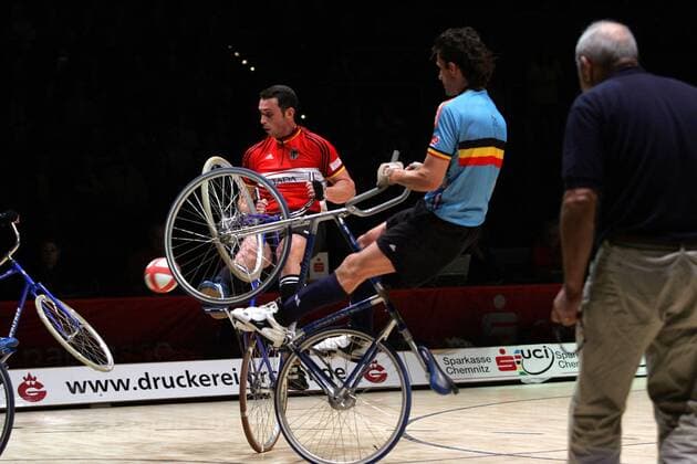 Christian Heß (Deutschland, li.) gegen Christoph Baudu Rik Deuvaert (Belgien) Radsport WM Herren Weltmeisterschaft 2006, Länderspiel, Nationalteam, Nationaltrikot, Radball, Hallenradsport, Halle Gruppe Chemnitz Dynamik, Radsport WM Herren Weltmeisterschaft 2006, Länderspiel, Nationalteam, Nationaltrikot, Radball, Hallenradsport, Halle Gruppe Chemnitz Dynamik,