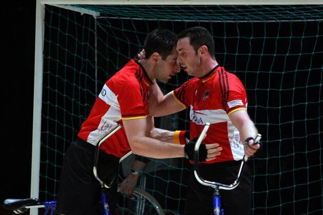 Thomas Abel (li.) und Christian Heß (Deutschland) - Siegesjubel Radsport WM Herren Weltmeisterschaft 2006, Länderspiel, Nationalteam, Nationaltrikot, Radball, Hallenradsport, Halle Gruppe Chemnitz Radsport WM Herren Weltmeisterschaft 2006, Länderspiel, Nationalteam, Nationaltrikot, Radball, Hallenradsport, Halle Gruppe Chemnitz