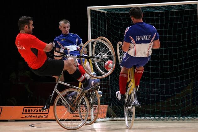 Dietmar Schneider Simon König (Österreich) gegen Jacques Ohl Stephan Bauer (Frankreich) Radsport WM Herren Weltmeisterschaft 2006, Länderspiel, Nationalteam, Nationaltrikot, Radball, Hallenradsport, Halle Gruppe Chemnitz Dynamik, Kampf, Radsport WM Herren Weltmeisterschaft 2006, Länderspiel, Nationalteam, Nationaltrikot, Radball, Hallenradsport, Halle Gruppe Chemnitz Dynamik, Kampf,