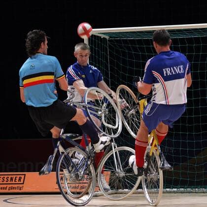 Christoph Baudu Rik Deuvaert (Belgien) gegen Jacques Ohl Stephan Bauer (Frankreich) Radsport WM Herren Weltmeisterschaft 2006, Länderspiel, Nationalteam, Nationaltrikot, Radball, Hallenradsport, Halle Gruppe Chemnitz Dynamik, Kampf, Radsport WM Herren Weltmeisterschaft 2006, Länderspiel, Nationalteam, Nationaltrikot, Radball, Hallenradsport, Halle Gruppe Chemnitz Dynamik, Kampf,