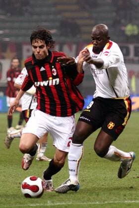 Kaka (Milan, li.) gegen Marc Andre Zoro (Messina) -  Fußball Herren Serie A 2006 2007, 1. Italienische Liga, AC Mailand - FC Messina 1:0, Vdig Gruppe Mailand Dynamik, Fußball Herren Serie A 2006 2007, 1. Italienische Liga, AC Mailand - FC Messina 1:0, Vdig Gruppe Mailand Dynamik,